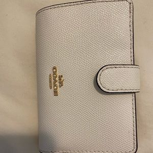 Coach Medium Corner Zip Wallet